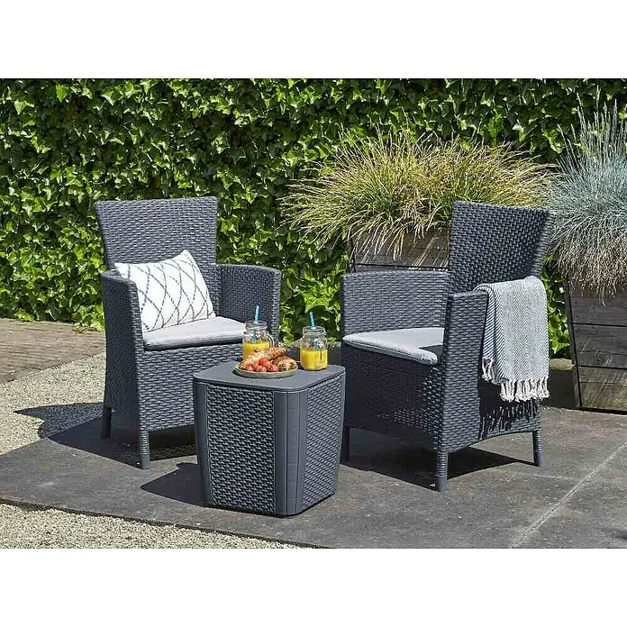 Allibert Gartenmöbel-Set Iowa - 4 -tlg., Kunststoff, 100% Polyester, Anthrazit - Zwei anthrazitfarbene Korbsessel mit Polstern und ein Beistelltisch auf einer Terrasse mit Getränken und Obst.