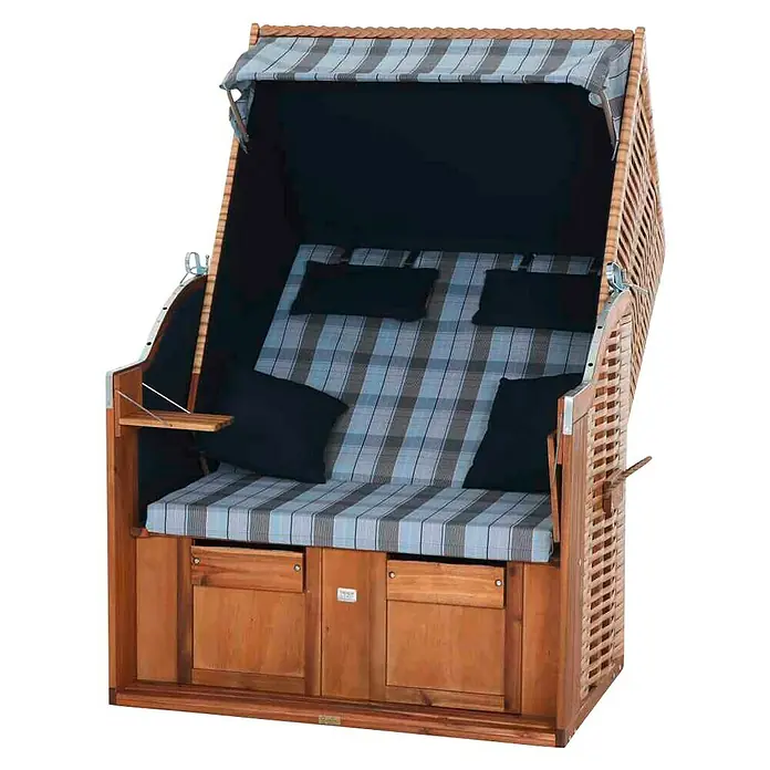 DeVries Strandkorb Trendy - L x B x H: 120 x 80 x 165 cm, Blau-Weiß (kariert) - Ein geräumiger, hölzerner Strandkorb mit blau karierten Kissen und einem gestreiften Verdeck lädt zum Entspannen ein. Die seitlichen Ablagen sind praktisch.