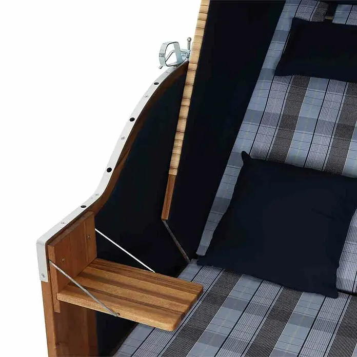 DeVries Strandkorb Trendy - L x B x H: 120 x 80 x 165 cm, Blau-Weiß (kariert) - Detailansicht eines Strandkorbs mit Ablagefläche und Kissen. Der Korb hat ein gestreiftes Innenmuster und ist mit dunklen Kissen ausgestattet.
