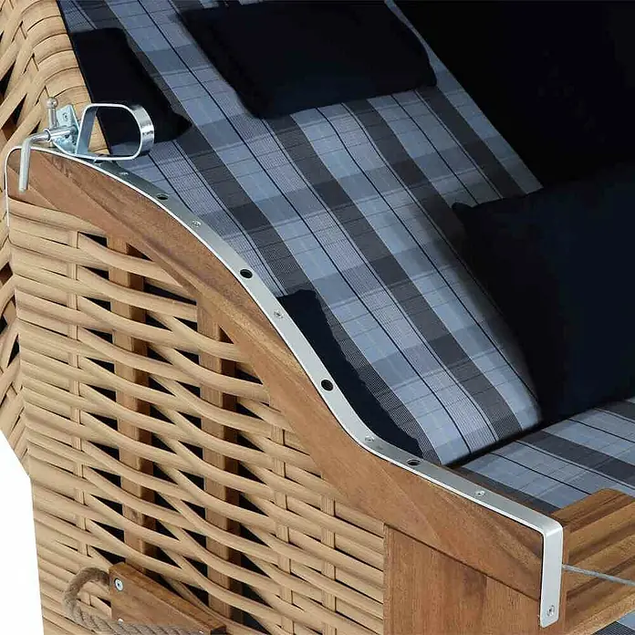 DeVries Strandkorb Trendy - L x B x H: 120 x 80 x 165 cm, Blau-Weiß (kariert) - Nahaufnahme eines Strandkorbs mit geflochtener Struktur, Holzrahmen und karierten Kissen für Komfort und Entspannung.