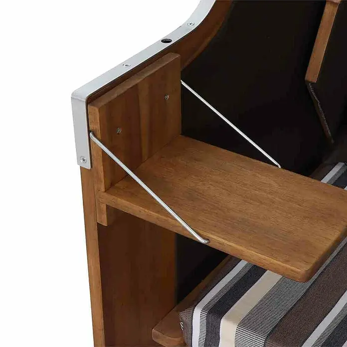 DeVries Strandkorb Trendy - L x B x H: 120 x 80 x 165 cm, Weiß-Beige-Braun (gestreift) - Nahaufnahme eines Strandkorbs mit einem ausklappbaren Holztisch und einem Metallrahmen. Das Sitzkissen hat ein Streifenmuster.
