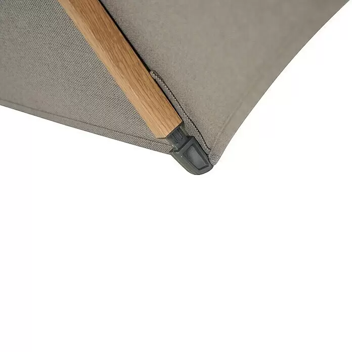 Siena Garden Marktschirm Pino - Farbe Bespannung: taupe-meliert, Durchmesser Bespannung: 300 cm - Nahaufnahme eines grauen Sonnenschirmdaches mit heller Holzstrebe und schwarzer Kunststoffspitze.