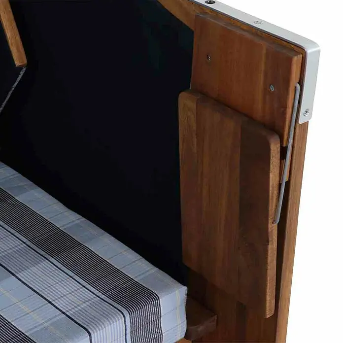 DeVries Strandkorb Trendy - L x B x H: 120 x 80 x 165 cm, Weiß-Beige-Braun (gestreift) - Detailansicht eines platzsparenden Klappbettes aus Holz mit integriertem Nachttisch und blau-weiß karierter Matratze.