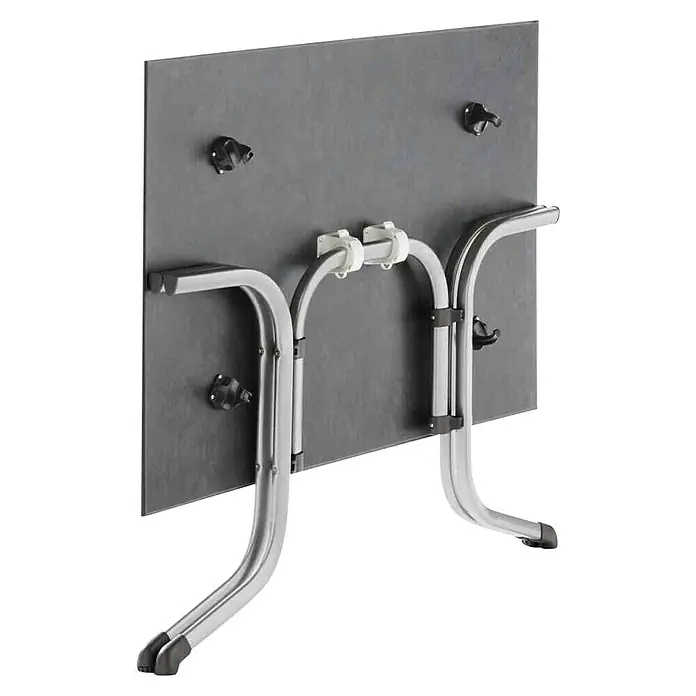 Sieger Gartentisch - L x B x H: 120 x 80 x 71 cm, Polytec, Graphit-Anthrazit, Klappbar - Unteransicht eines Klapptisches mit Metallbeinen und grauer Tischplatte. Der Tisch ist zusammengeklappt und bereit für die Lagerung.