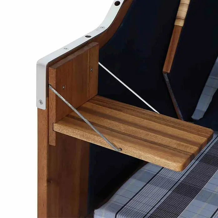 DeVries Strandkorb Trendy - L x B x H: 120 x 80 x 165 cm, Blau-Weiß (kariert) - Detailansicht eines Teakholz-Klapptisches mit Stahlseilhalterung, ideal für den Strandkorb oder den Außenbereich.
