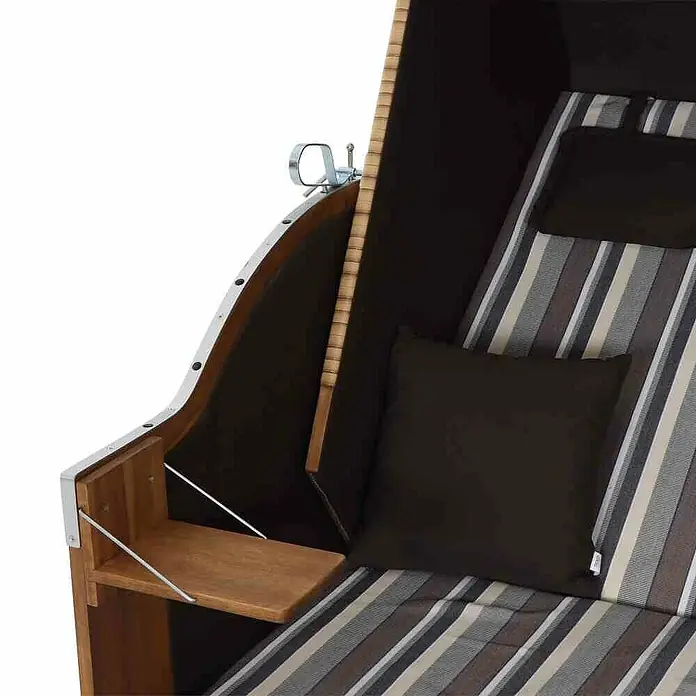 DeVries Strandkorb Trendy - L x B x H: 120 x 80 x 165 cm, Weiß-Beige-Braun (gestreift) - Nahaufnahme eines Strandkorbs mit einem kleinen Holztisch und gestreiften Kissen. Perfekt für entspannte Stunden am Strand.