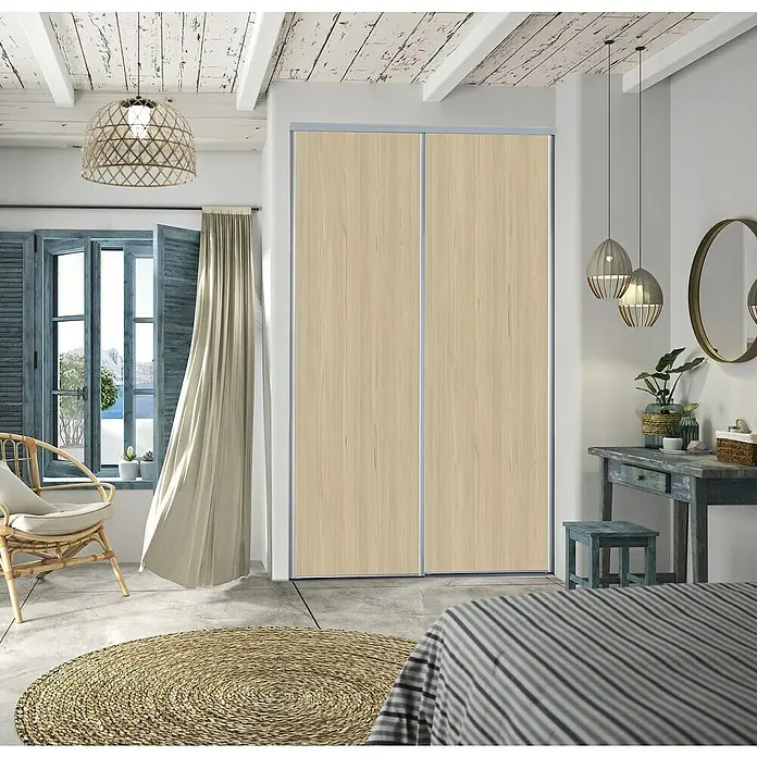 Optimum Schiebetür-Bau-Set - Lärche Natur, 180 x 250 cm - Großaufnahme eines Schiebetürenschranks aus hellem Holz, der sich perfekt in ein helles Schlafzimmer einfügt.