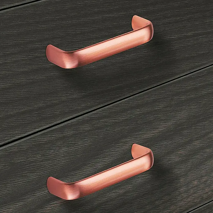 Häfele Tirador para muebles 117.64.104 - L x An x Al: 7 x 3 x 1,2 cm, Acero - Primer plano de dos cajones con tiradores modernos de color bronce en un mueble de madera oscura.