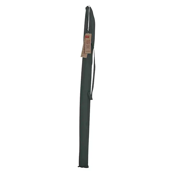 Siena Garden Balkonschirm City Push - Anthrazit, Bespannungsmaß (L x B): 160 x 100 cm - Ein olivgrüner Kleidersack hängt mit einem weißen Reißverschluss und einem beigen Etikett mit roten Akzenten vor schwarzem Hintergrund.