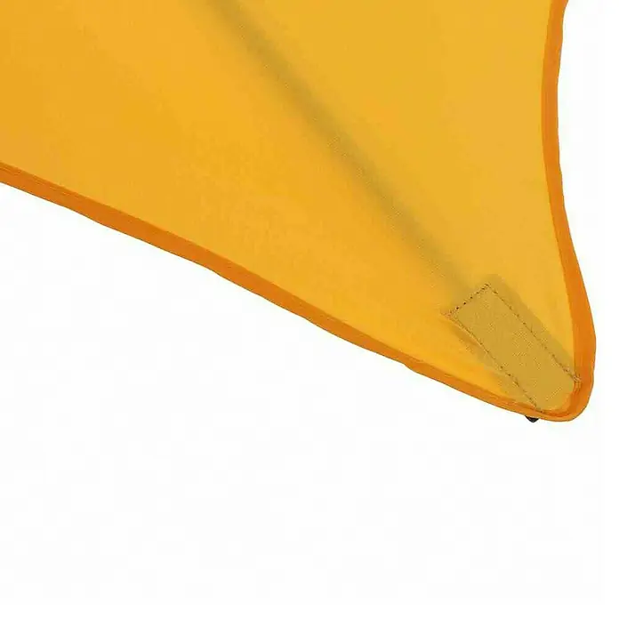 Siena Garden Marktschirm City Push - Gelb, Bespannungsmaß (L x B): 140 x 210 cm - Nahaufnahme eines gelben Diffusortuchs für Stative mit einer Befestigungslasche, ideal für Fotografie und Videografie.