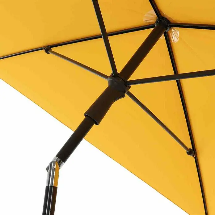 Siena Garden Marktschirm City Push - Gelb, Bespannungsmaß (L x B): 140 x 210 cm - Nahaufnahme eines gelben Sonnenschirms mit schwarzem Gestell. Der Sonnenschirm bietet Schatten und Schutz vor der Sonne.
