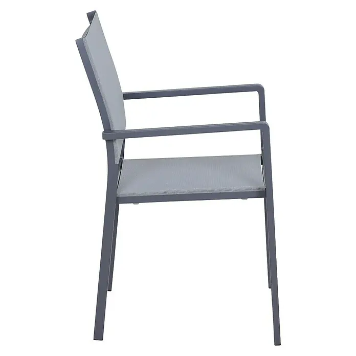 Siena Garden Stapelsessel Leeds - Ranotex-Gewebe, Stapelbar, Anthrazit, B x T x H: 58 x 54 x 88 cm - Diese Nahaufnahme zeigt einen grauen, minimalistischen Stuhl mit Armlehnen und Netzgewebe. Das Design ist modern und schlicht gehalten.