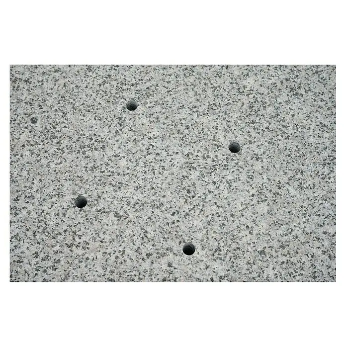 Siena Garden Granitschirmständer Ennio Base mit Rollen - 90 kg, L x B: 80 x 80 cm - Nahaufnahme einer grauen Granitplatte mit vier Bohrlöchern, die eine robuste und natürliche Textur aufweist.