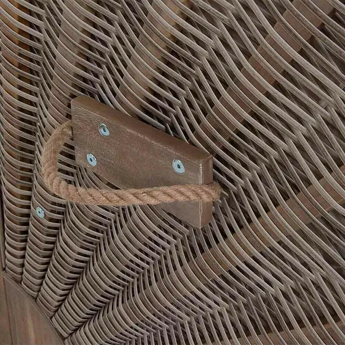 DeVries Strandkorb Trendy - L x B x H: 130 x 80 x 165 cm, Blau-Weiß (kariert) - Detailaufnahme eines Korbsessels mit einem Griff aus Holz und Seil, der rustikal und einladend wirkt. Die Flechtstruktur ist fein gearbeitet.