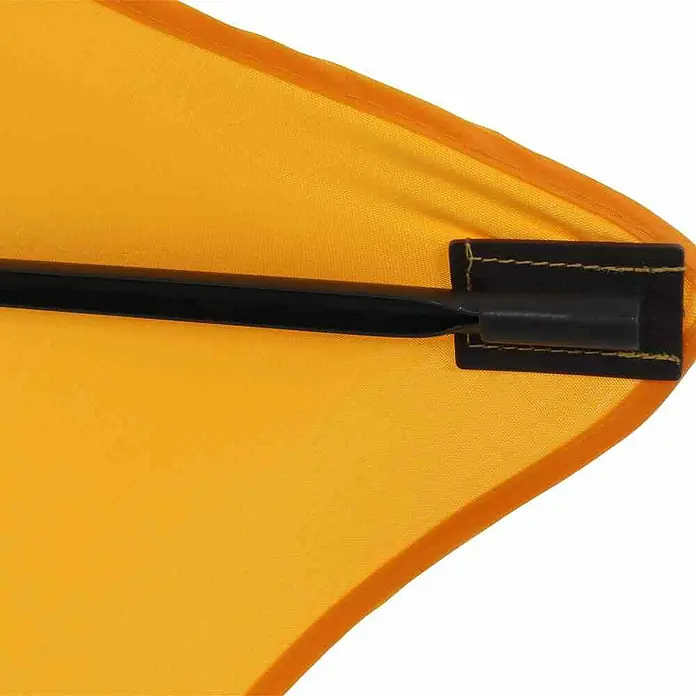 Siena Garden Marktschirm City Push - Gelb, Bespannungsmaß (L x B): 140 x 210 cm - Nahaufnahme einer gelben Eckenflagge mit schwarzem Stab und Lederbefestigung.