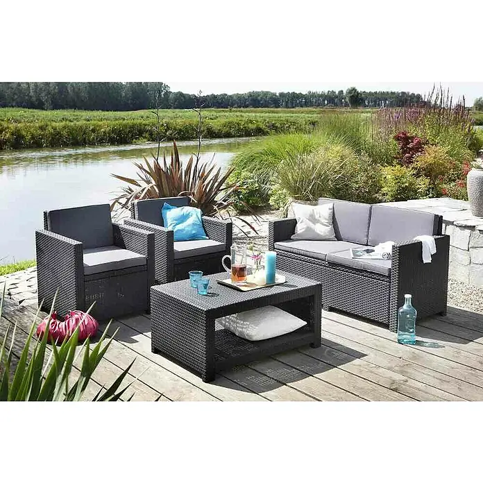 Allibert Loungemöbel-Set Monaco - 4 -tlg., Kunststoffgeflecht, Polyester, Graphit - Ein stilvolles Gartenmöbelset mit einem Sofa, zwei Sesseln und einem Tisch aus dunklem Rattan, perfekt für entspannte Stunden im Freien.