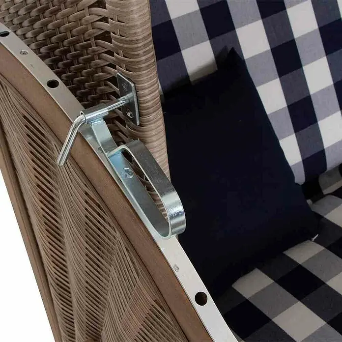 DeVries Strandkorb Trendy - L x B x H: 130 x 80 x 165 cm, Blau-Weiß (kariert) - Nahaufnahme eines Strandkorbs mit braunem Geflecht und einem silbernen Verschlussmechanismus.