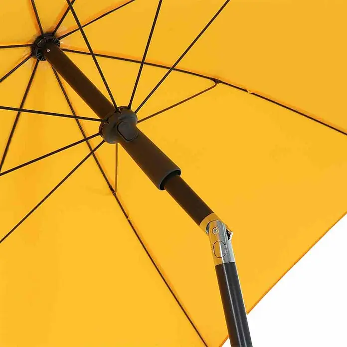 Siena Garden Marktschirm rund City Push - Gelb, Durchmesser Bespannung: 180 cm - Nahaufnahme eines gelben Sonnenschirms mit braunem Mast und schwarzem Gestänge, der Schatten und Schutz bietet.