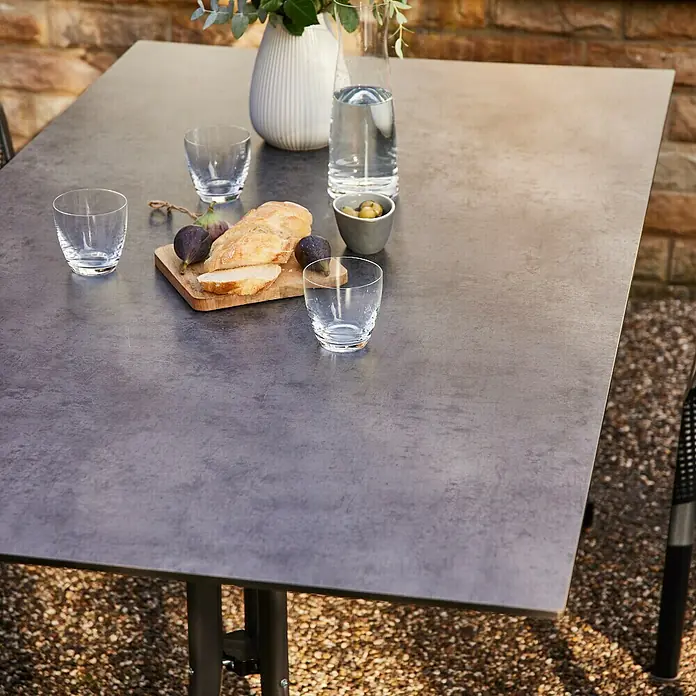 Siena Garden Urban Lights Gartenmöbel-Set Square Sessel/Sola Tisch - 5 -tlg., Polypropylen, Olive/Anthrazit - Nahaufnahme von einem Esstisch mit Speisen und Getränken im Freien, der eine einladende und entspannte Atmosphäre vermittelt.