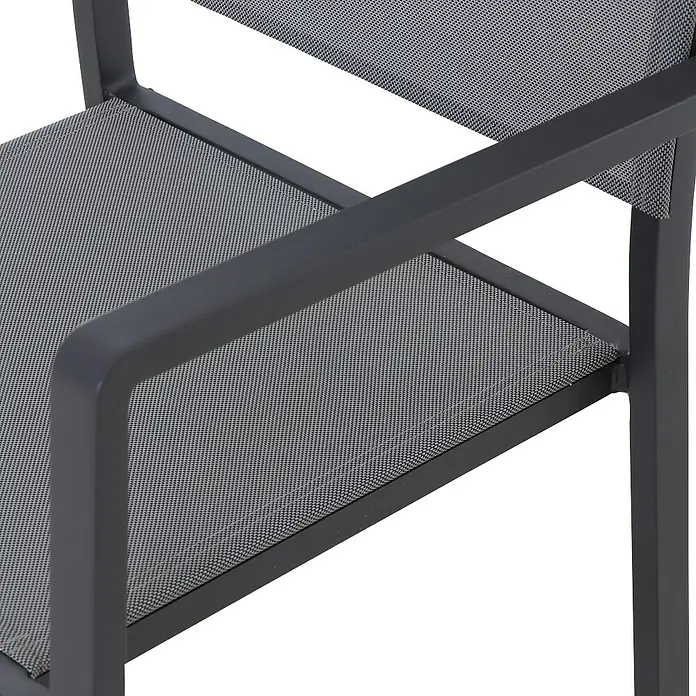 Siena Garden Stapelsessel Leeds - Ranotex-Gewebe, Stapelbar, Anthrazit, B x T x H: 58 x 54 x 88 cm - Detailaufnahme eines grauen Gartenstuhls mit Netzbespannung, der Komfort und Stil für den Außenbereich bietet.