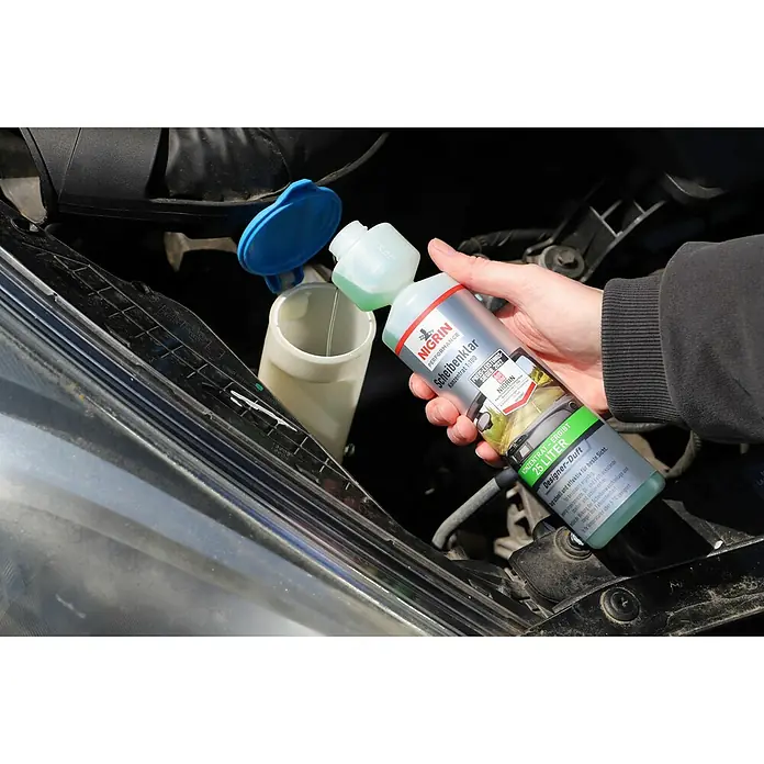 Nigrin Performance Scheibenklar Konzentrat - Mischungsverhältnis: 1:100, 250 ml, Geruchseigenschaft: Designer-Duft - Das Bild zeigt eine Nigrin Scheibenklar Flasche, die zum Nachfüllen von Scheibenwischwasser verwendet wird.