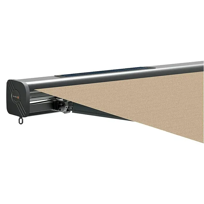 SmartSun Vollkassettenmarkise Fiji Solar MotionBeige, Breite: 4,75 m, Ausfall: 3 m - Nahaufnahme einer SmartSun-Markise in beiger Farbe mit Solarpanel auf der Oberseite und schwarzem Gehäuse.