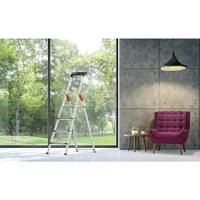 Hailo Stehleiter XXL - Anzahl Tritte: 4 Stk., Arbeitshöhe: 2,6 m, Belastbarkeit: 150 kg, Aluminium - Bild einer Aluminium-Sicherheitsleiter mit vier Stufen in einem modern eingerichteten Raum.