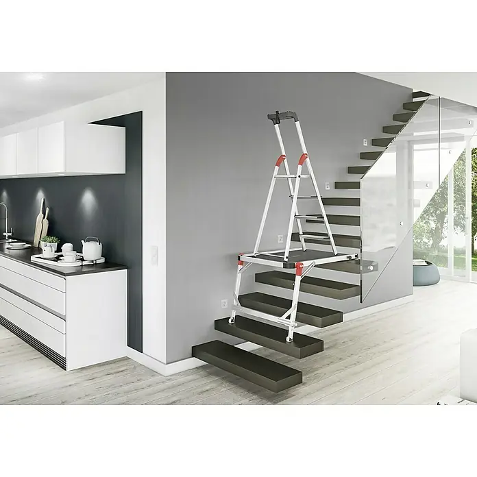 Hailo Stehleiter XXL - Anzahl Tritte: 4 Stk., Arbeitshöhe: 2,6 m, Belastbarkeit: 150 kg, Aluminium - Bild einer Treppenleiter auf einer Treppe in einem modernen Haus.
