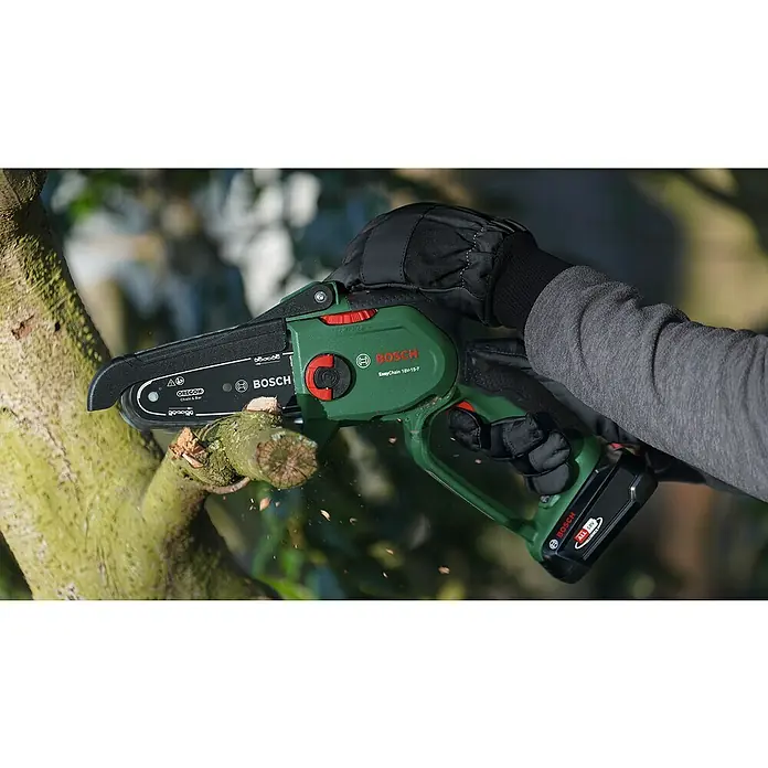 Bosch Power for All 18V Sägekette EasyChain 18V-15-7 - Passend für: Bosch Power for All 18V Akku-Kettensäge EasyChain 18V-15-7 - Akkubetriebene Bosch EasyChain 18V-15-7 Kettensäge in Aktion beim Beschneiden eines Astes, für Gartenarbeiten ideal.