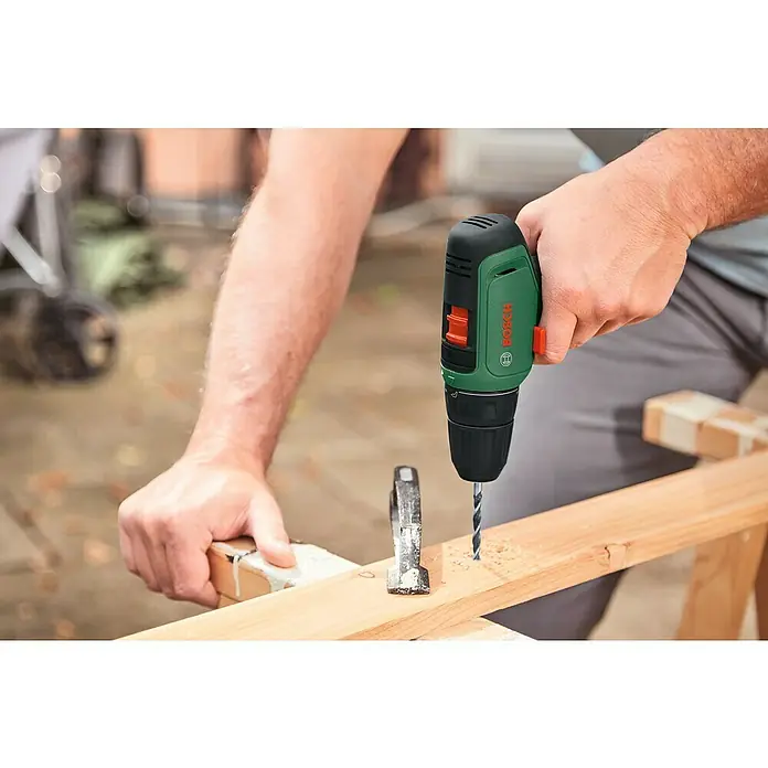 Bosch Power for All 12V Akku-Bohrschrauber EasyDrill 1200 - 12 V, 1 Akku, 1,5 Ah, 30 Nm - Nahaufnahme eines Bosch-Akkuschraubers, der in ein Holzbrett bohrt, mit Fokus auf Präzision und Leistung.