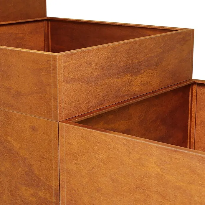 Palatino Hochbeet Scala Landschaft - 490 x 100 x 100 cm, Stahl, Rostbraun - Nahaufnahme von übereinander gestapelten, würfelförmigen Pflanzgefäßen aus rostfarbenem Metall, die ein modernes, gestuftes Design aufweisen.
