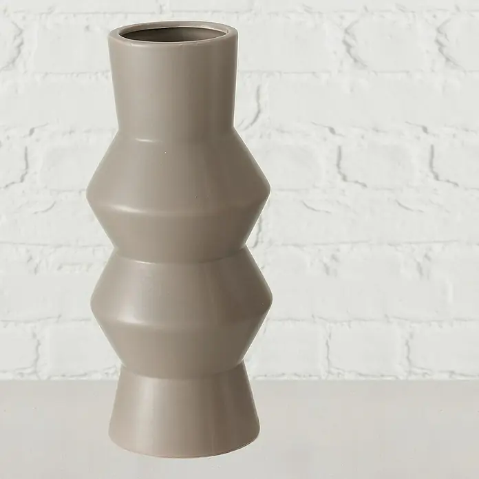 Vase Sybil - Ø x H: 13 x 30 cm, Keramik, Zackig, Beige - Nahaufnahme einer modernen, grauen Vase mit geometrischem Design vor einem weißen Backsteinhintergrund.