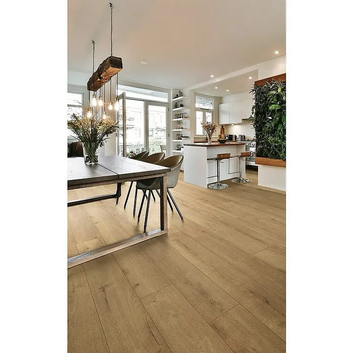 Krono Original Laminatmuster Altitude Sundance Oak - 297 x 242 x 12 mm, Landhausdiele - Helles, modernes Esszimmer mit Holzboden. Der Boden verleiht dem Raum Wärme und Eleganz und passt gut zu den Möbeln und dem Küchendesign.
