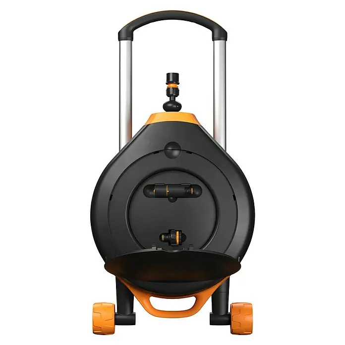 Fiskars X-series Automatische Schlauchtrommel XL mit Rädern - Schlauchlänge: 25 m - Nahaufnahme eines schwarzen und orangefarbenen Schlauchwagens mit silbernen Griffen für den einfachen Transport.