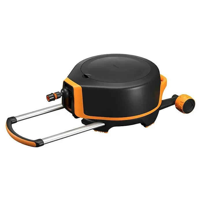 Fiskars X-series Automatische Schlauchtrommel XL mit Rädern - Schlauchlänge: 25 m - Ein schwarzer und orangefarbener Fiskars Schlauchwagen, ideal für die Bewässerung des Gartens. Er bietet Komfort und einfache Handhabung.