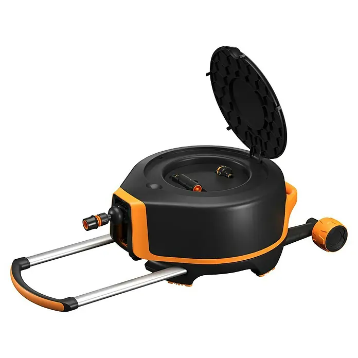 Fiskars X-series Automatische Schlauchtrommel XL mit Rädern - Schlauchlänge: 25 m - Ein detailreiches Bild einer schwarzen und orangefarbenen Schlauchtrommel mit geöffnetem Deckel, ideal für die Gartenbewässerung.
