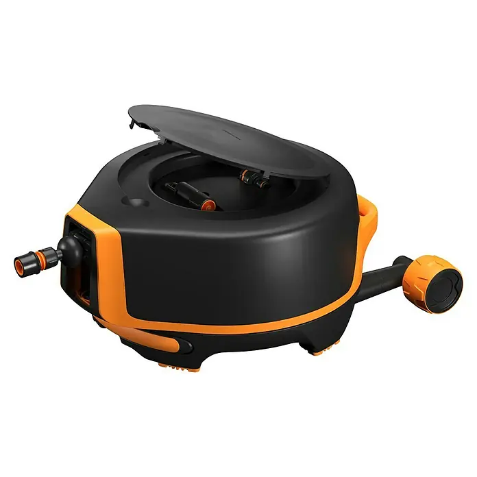 Fiskars X-series Automatische Schlauchtrommel XL mit Rädern - Schlauchlänge: 25 m - Bild einer schwarzen und orangefarbenen Schlauchtrommel mit geöffnetem Deckel, die das Aufrollen des Gartenschlauchs erleichtert.