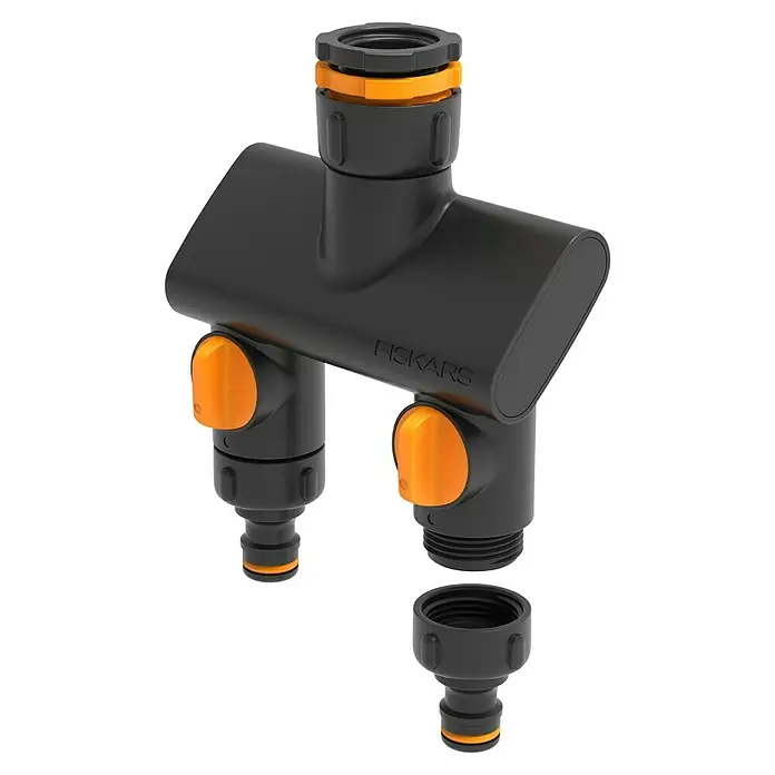 Fiskars 2-Wege-Ventil - Ø 21 mm (G 1/2"), Ø 26,5 mm (G 3/4") und Ø 33,3 mm (G 1") - Nahaufnahme eines schwarzen Fiskars Wasserverteilers mit orangefarbenen Drehknöpfen und Anschlüssen. Ideal für Gartenbewässerungssysteme.
