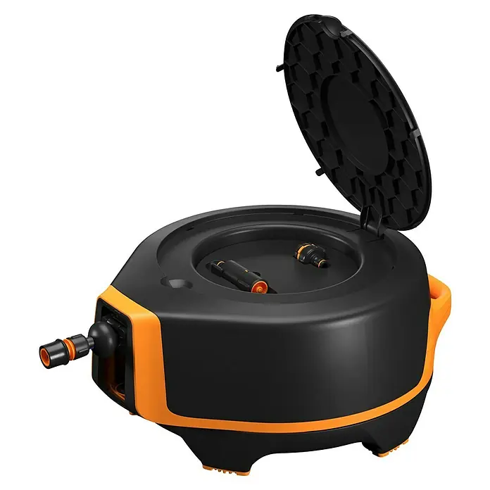 Fiskars X-series Automatische Schlauchtrommel XL - Schlauchlänge: 25 m - Schwarze Gartenschlauchbox mit orangefarbenen Akzenten und geöffnetem Deckel zur Aufbewahrung von Gartenzubehör.