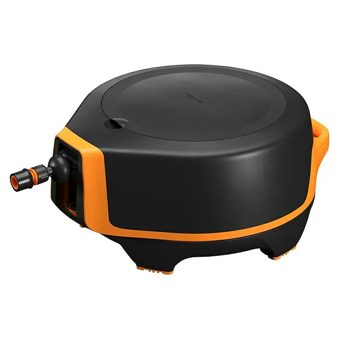 Fiskars X-series Automatische Schlauchtrommel XL - Schlauchlänge: 25 m - Das Bild zeigt eine Fiskars Roll-Up Schlauchbox in Schwarz und Orange, ideal für die Gartenbewässerung. Sie ist kompakt und benutzerfreundlich.