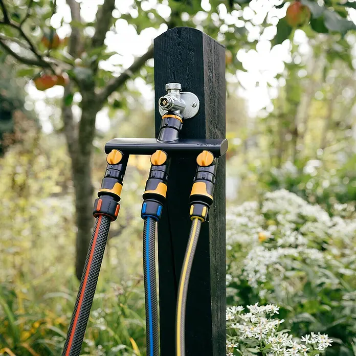 Fiskars 3-Wege-Umschaltventil - Ø 21 mm (G 1/2"), Ø 26,5 mm (G 3/4"), Ø 33,3 mm (G 1") - Gartenwasserhahn mit drei Anschlüssen und farbigen Gartenschläuchen, ideal für die Bewässerung. Praktische Gartenlösung für den Außenbereich.