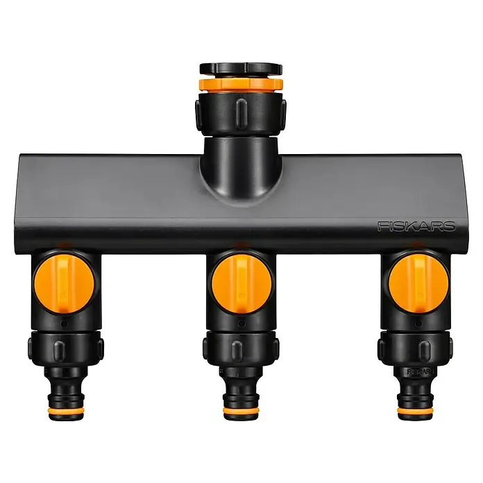 Fiskars 3-Wege-Umschaltventil - Ø 21 mm (G 1/2"), Ø 26,5 mm (G 3/4"), Ø 33,3 mm (G 1") - Das Bild zeigt einen schwarzen Fiskars Wasserverteiler mit drei orangefarbenen Ventilen, der eine praktische Lösung für die Gartenbewässerung bietet.