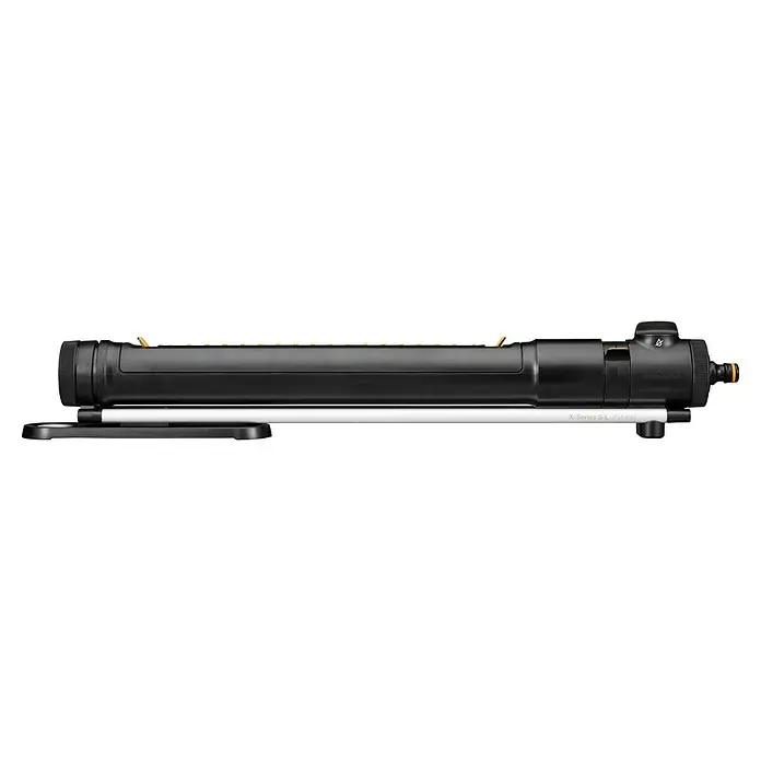 Fiskars X-series Ersatzteil-Set - Max. Regnerfläche: 350 m², Passend für: Größere Flächen - Ein schwarzes Fiskars X-Series S-L Bewässerungsgerät mit gelben Akzenten und einem silberfarbenen Ständer.