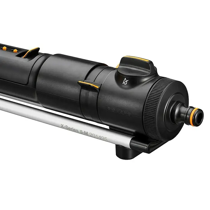 Fiskars X-series Ersatzteil-Set - Max. Regnerfläche: 300 m² - Nahaufnahme eines Fiskars X-Series Bewässerungsstabes mit verstellbarem Sprühkopf und Aluminiumschaft.