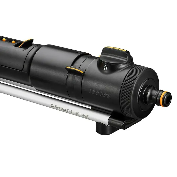 Fiskars X-series Ersatzteil-Set - Max. Regnerfläche: 350 m², Passend für: Größere Flächen - Nahaufnahme eines schwarzen Fiskars X-Series S-L 201495 Bewässerungsgeräts.
