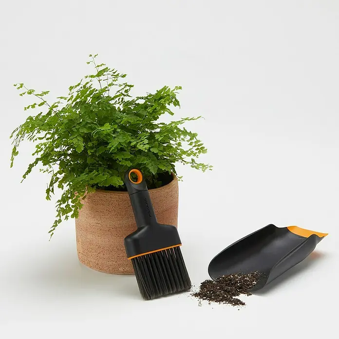 Fiskars Kehrschaufel-Set - Kunststoff - Gartenarbeit leicht gemacht mit dem Fiskars Bürste- und Schaufel-Set, ideal für die Pflege von Zimmerpflanzen und Balkonkästen.