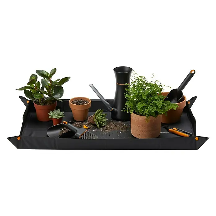 Fiskars Pflanzkelle - 29,1 cm - Ein praktischer Pflanzplatz mit Pflanzen, Gießkanne, Schaufel, Handfeger und Gartenschere auf einer wasserdichten Arbeitsmatte für Hobbygärtner.