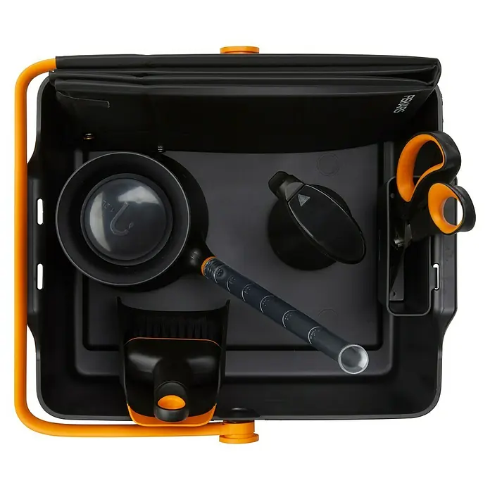 Fiskars Garten-Aufbewahrungsbox für Pflanzgeräte - L x B x H: 35,3 cm x 31,1 mm x 17,4 cm, Kunststoff - Ein schwarzer Fiskars-Werkzeugkasten mit orangefarbenem Griff, gefüllt mit Gartengeräten wie Schere, Bürste und Messbecher.
