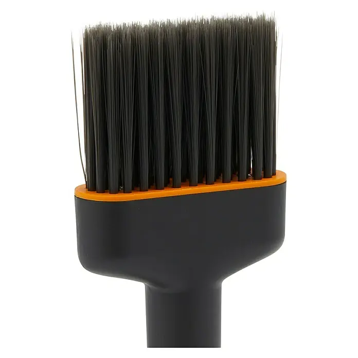 Fiskars Kehrschaufel-Set - Kunststoff - Nahaufnahme einer grauen Reinigungsbürste mit orangefarbenen Akzenten, die zur Reinigung verschiedener Oberflächen verwendet wird.