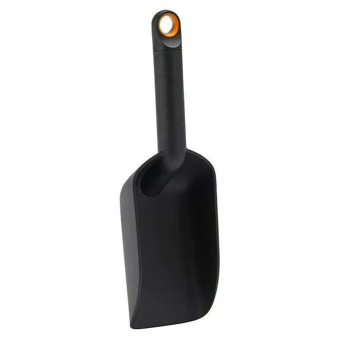 Fiskars Pflanzkelle - 29,1 cm - Nahaufnahme einer schwarzen Fiskars-Gartenschaufel mit orangefarbenem Aufhängeloch vor einem schwarzen Hintergrund.